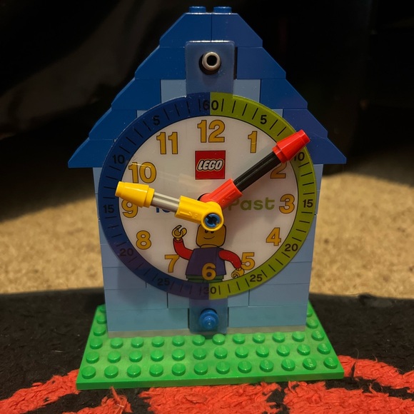 LEGO Time-Teacher Minifigure Clock - Picture 1 of 2